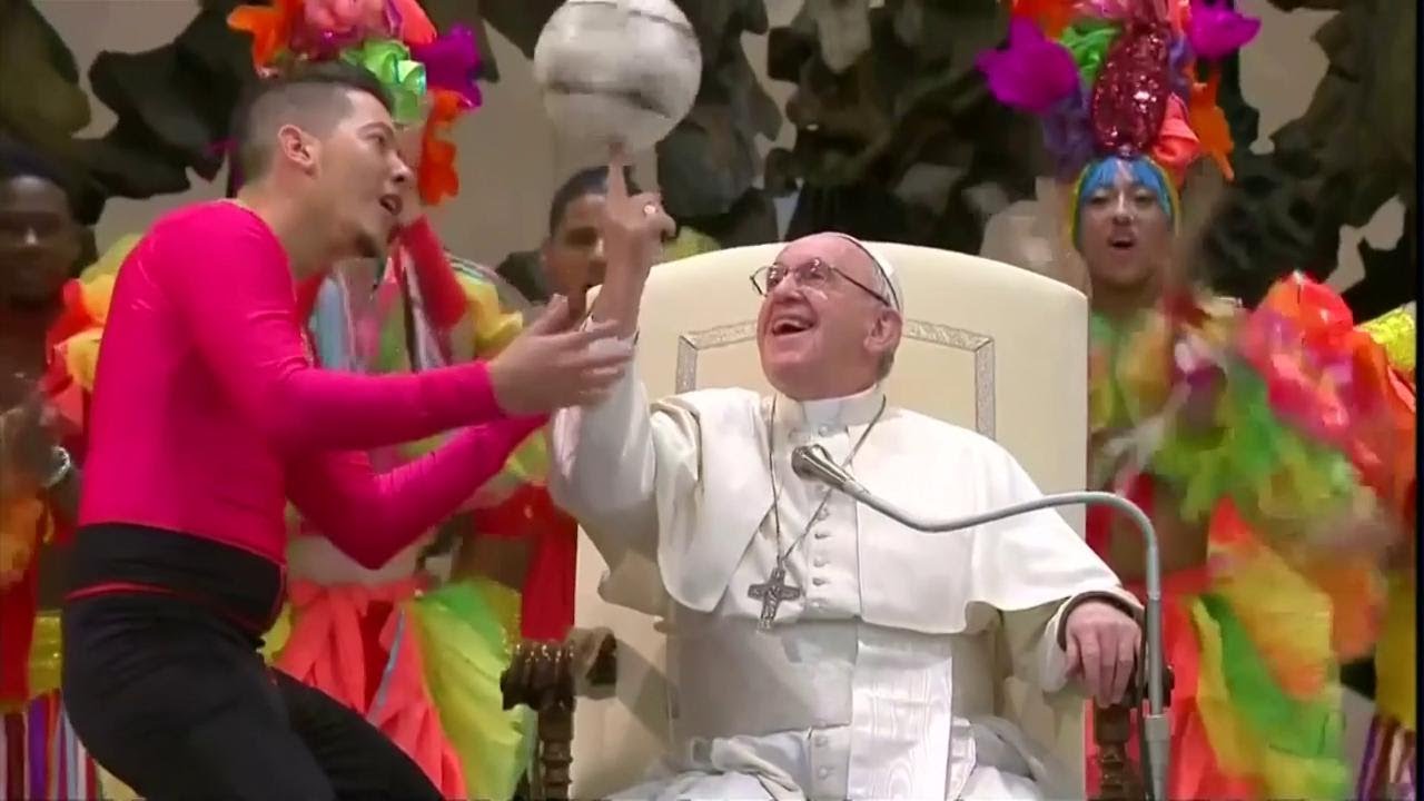 Vaticano, il Papa si esibisce con il circo: Bergoglio si improvvisa giocoliere