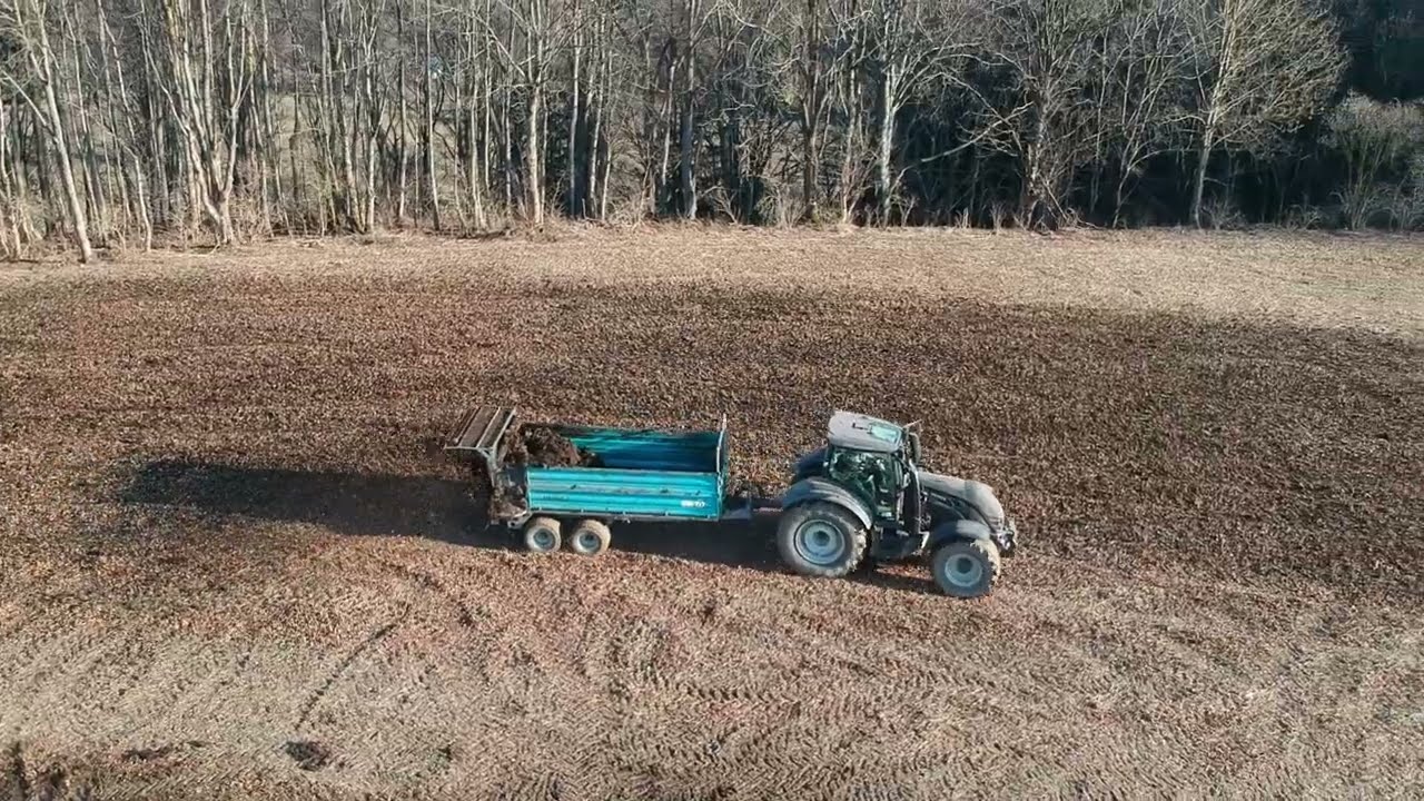 Miststreuen mit Valtra n142 und Valtra t214.