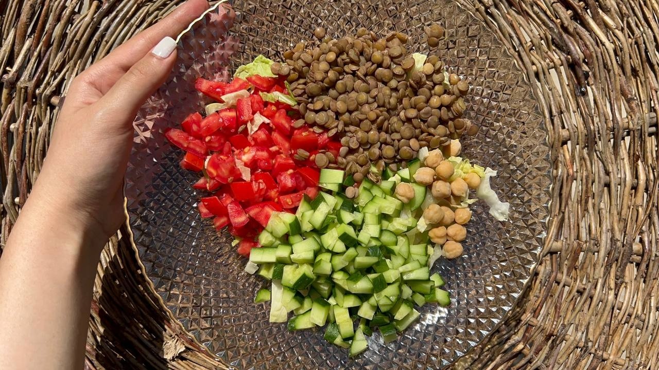 Mediterranean chickpea salad! High protein healthy salad! Vegan recipe