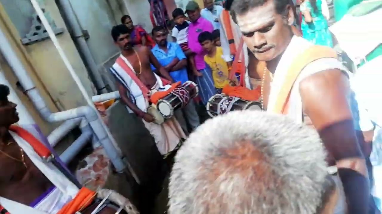 இருக்கன்குடிகருப்பசாமிமேளம்குழுவினர்களுக்குசிவகாசிபிச்சாண்டிதெருராஜ்குமார்சார்பாகஜவுளிவழங்கபட்டது