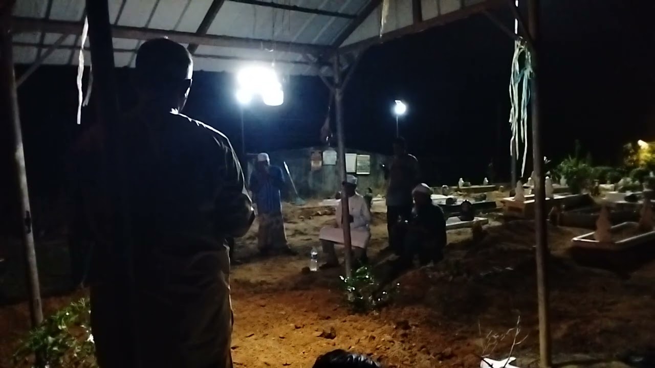 Ustaz Che Rusli menghadiri pengebumian arwah ayah angkat ( Encik Zakaria ). (2)