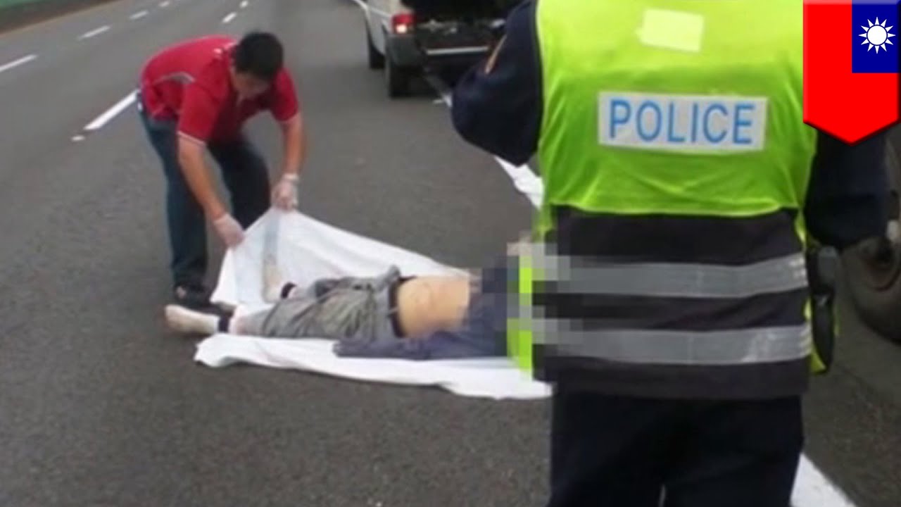 Reckless driving: Delivery truck driver speeds onto shoulder and kills road worker - TomoNews