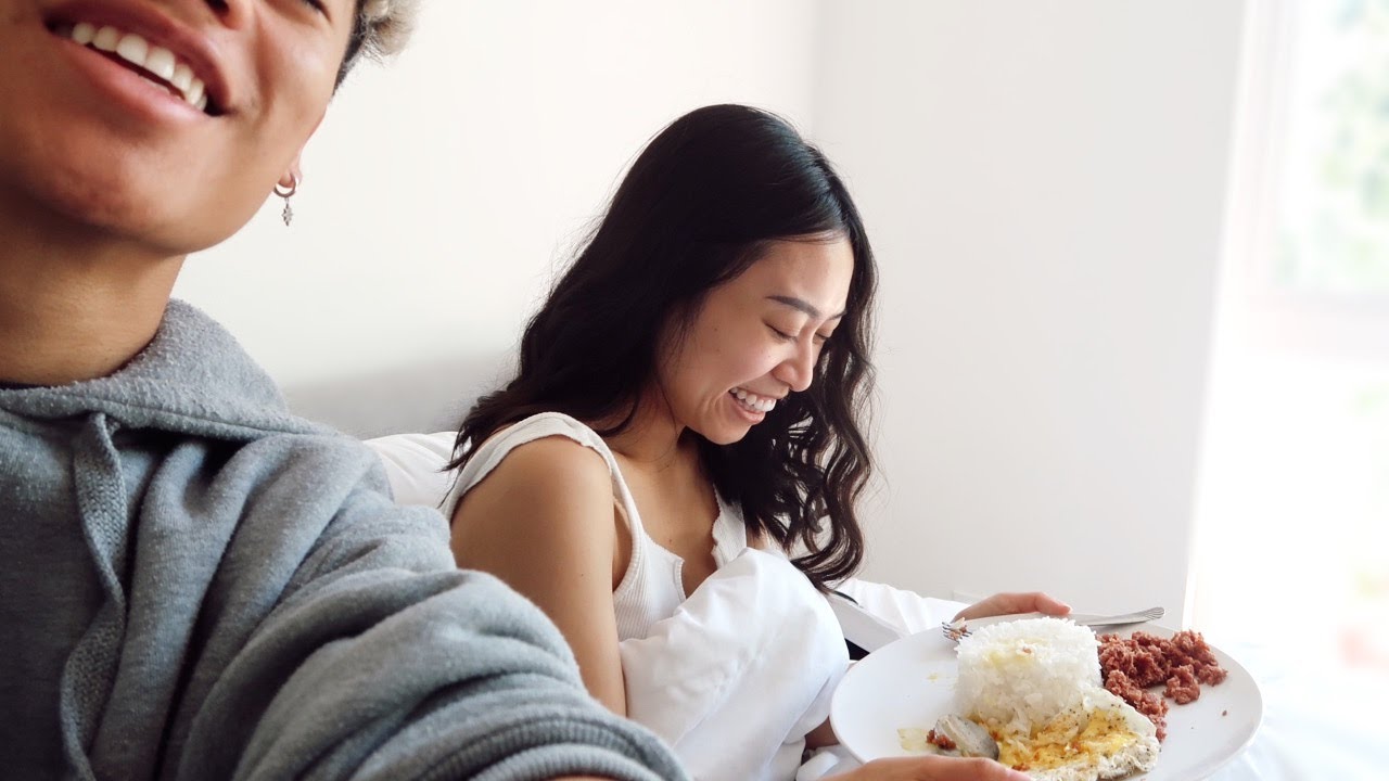 SURPRISING MY GIRLFRIEND WITH BREAKFAST IN BED