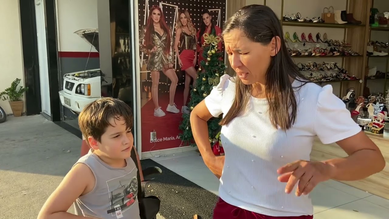 Claudinha é miserável até pra dá um presente do afilhado