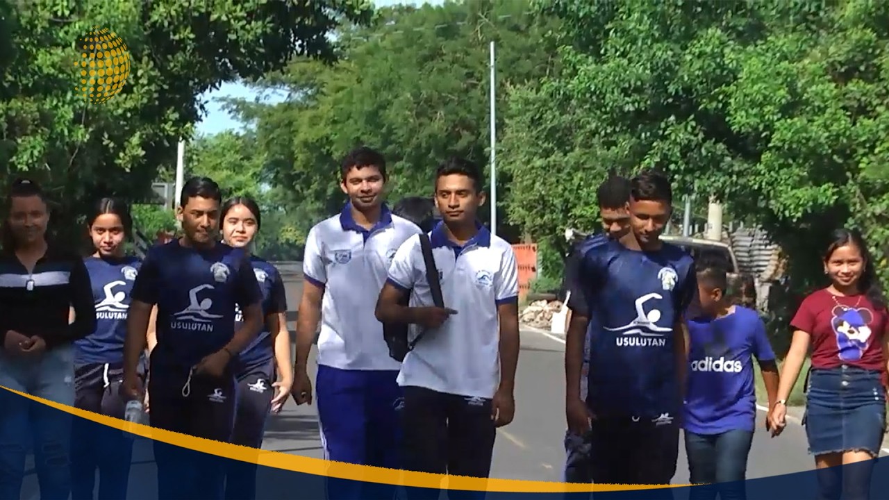 Iglesias Salvadoreñas Impulsan a Jóvenes Nadadores que Sueñan con las Olimpiadas