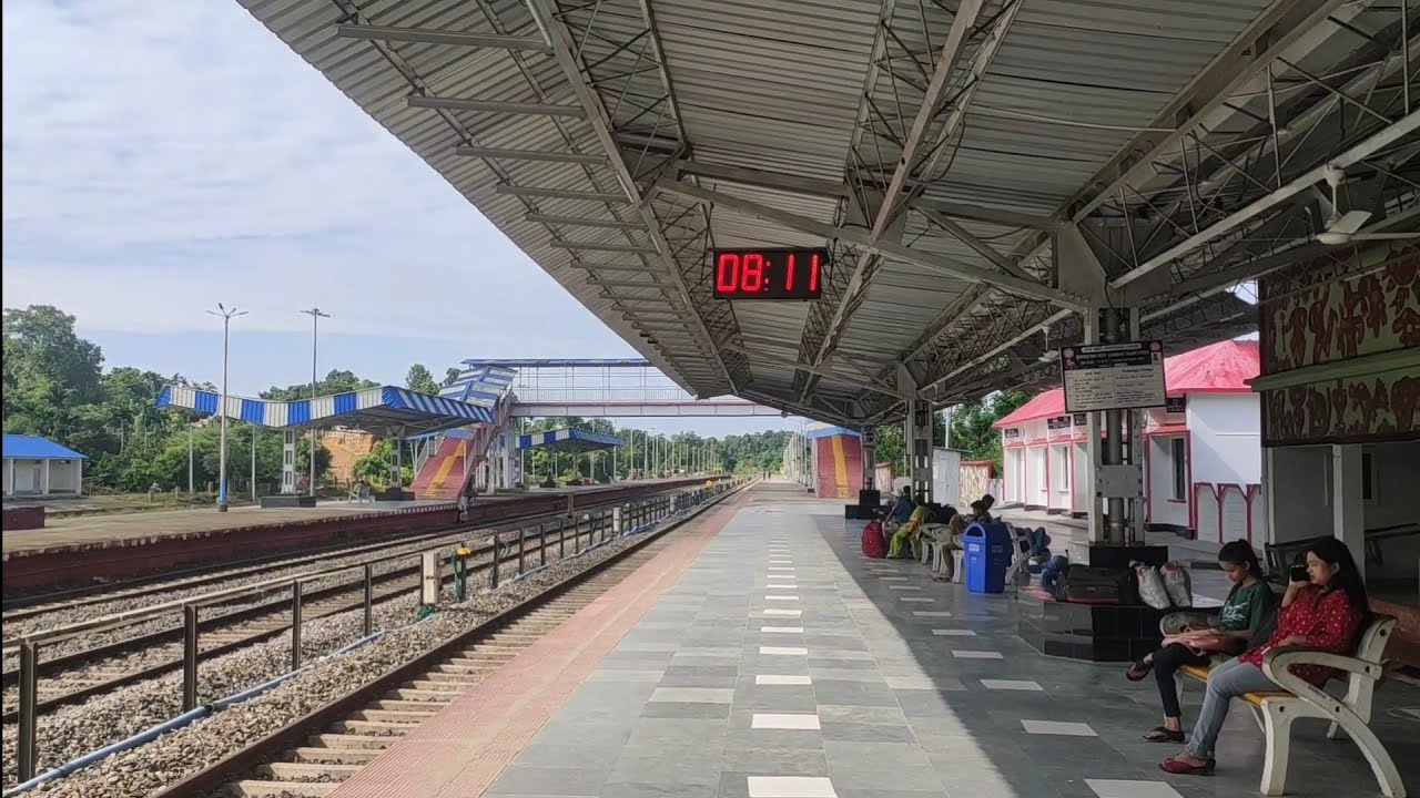 Kumarghat to Guwahati by Train // Railway Station pe Soya Puri Raat😔