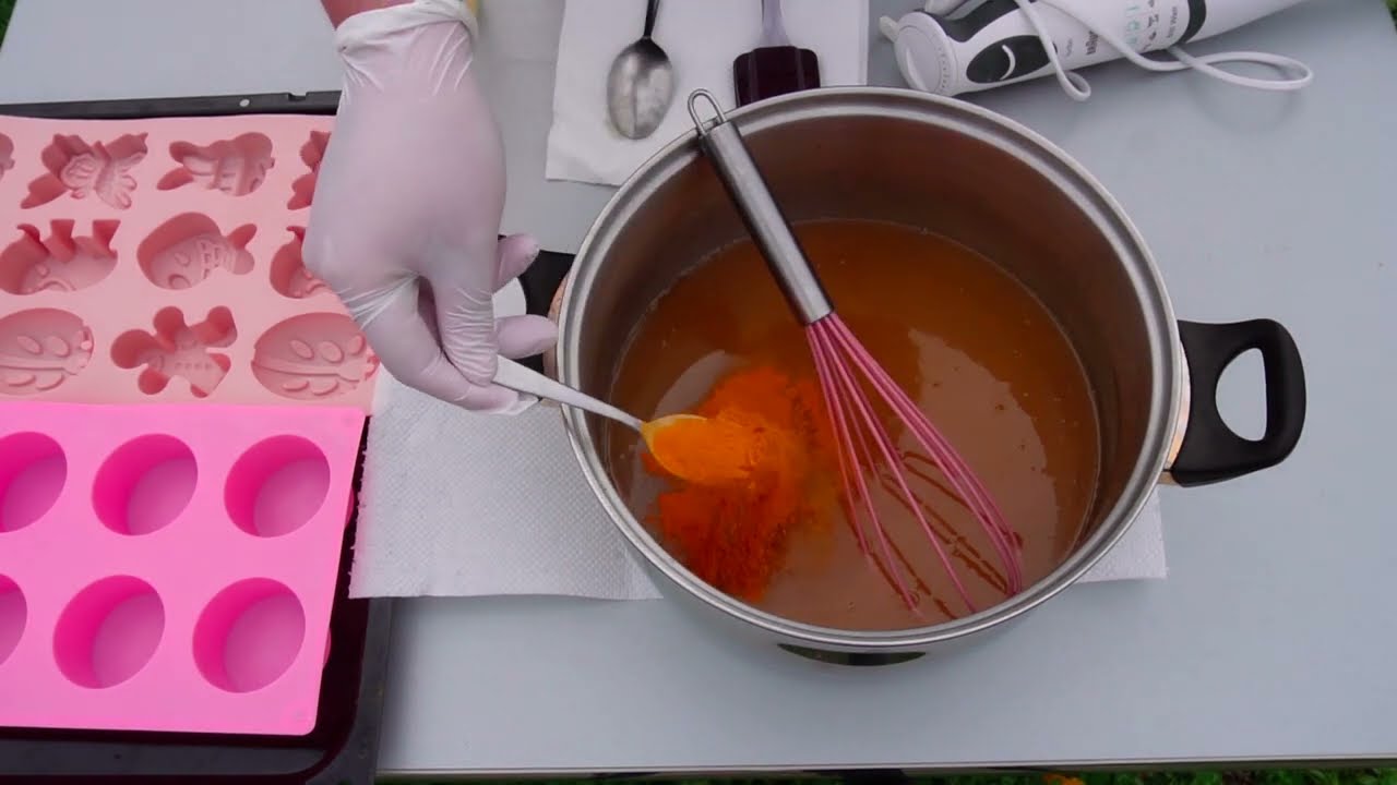 Cum se face sapunul natural de casa cu lavanda, lemongrass si turmeric - reteta si mod de preparare