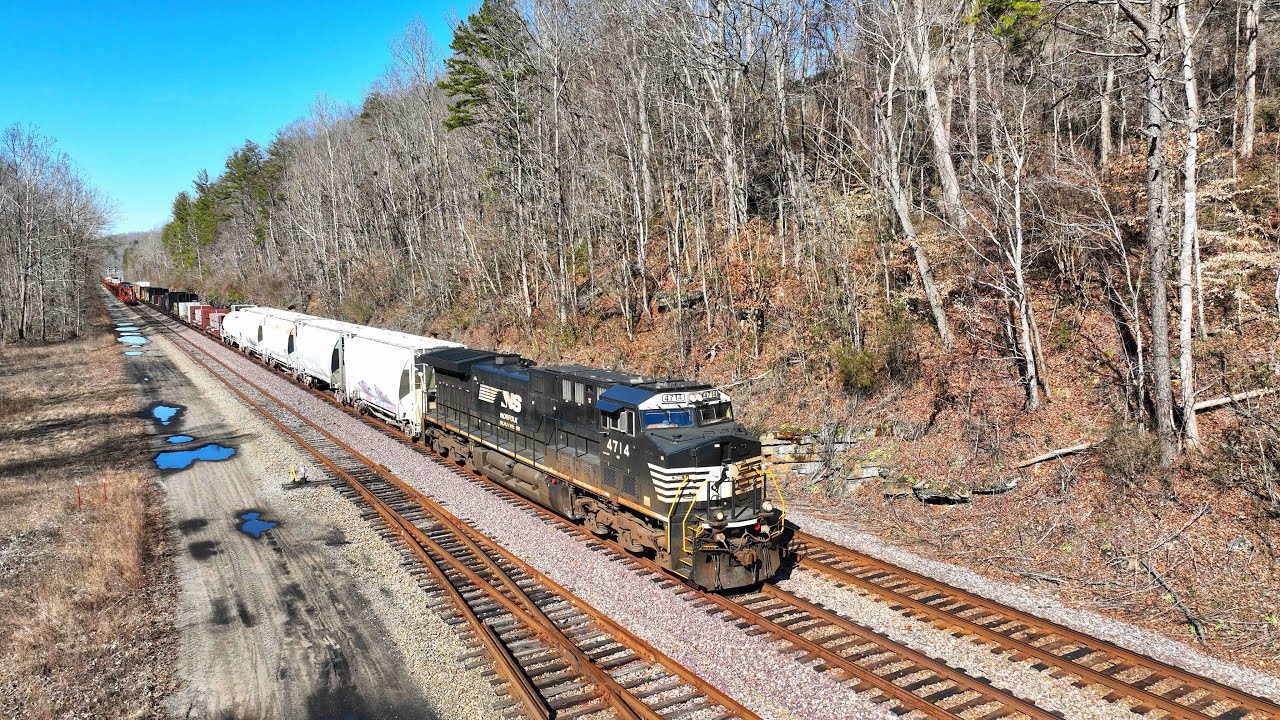 Norfolk Southern 189 with mixed freight & autoracks Southbound in Oakdale Tennessee 