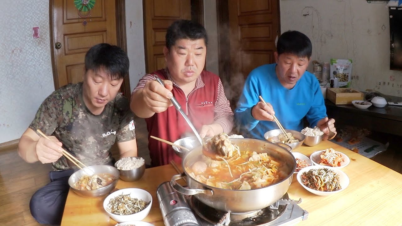 땀이 쏙나게 얼큰하고 시원한 아구탕 [Spicy Monkfish Soup]