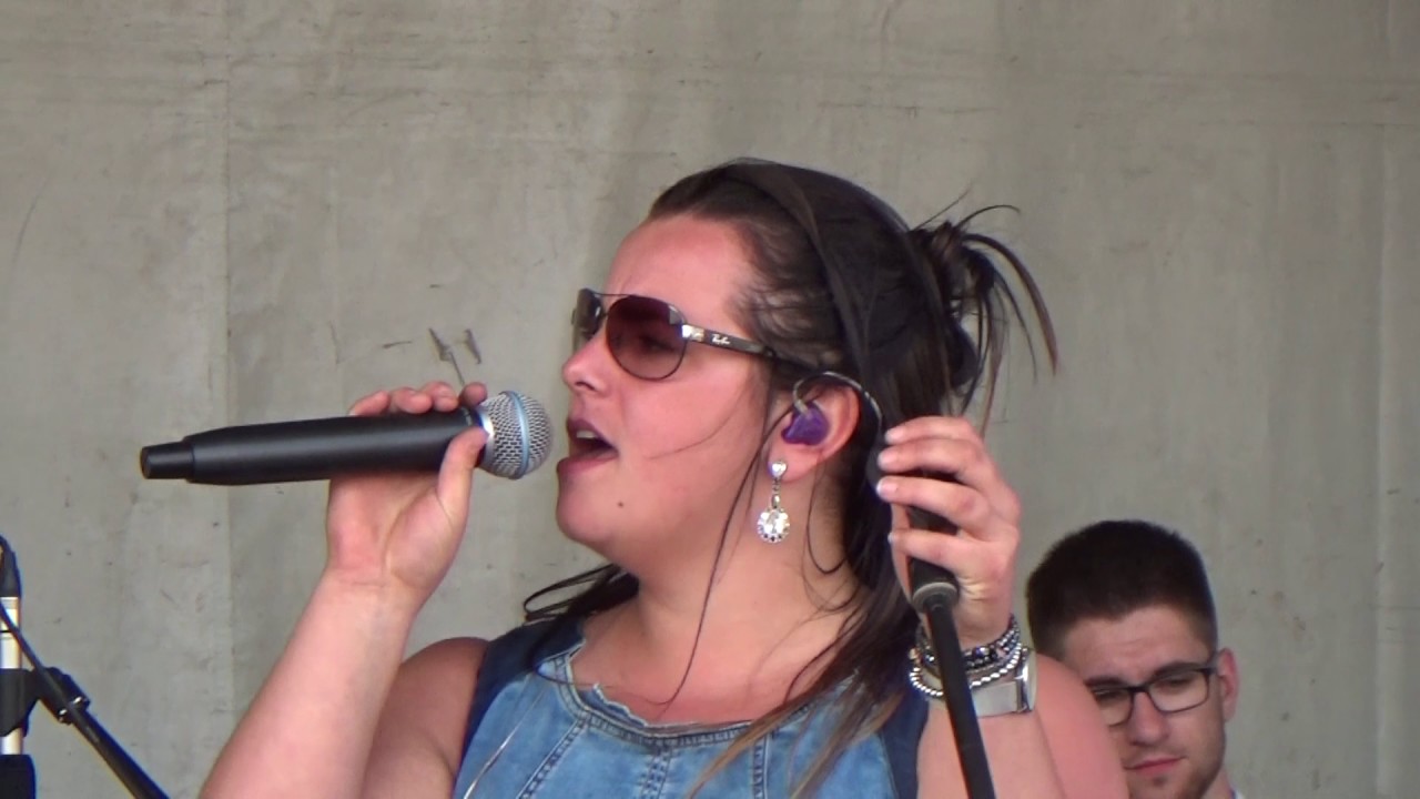 Cover Girl crush Bredene 2017 with the Cockroach Killers Band