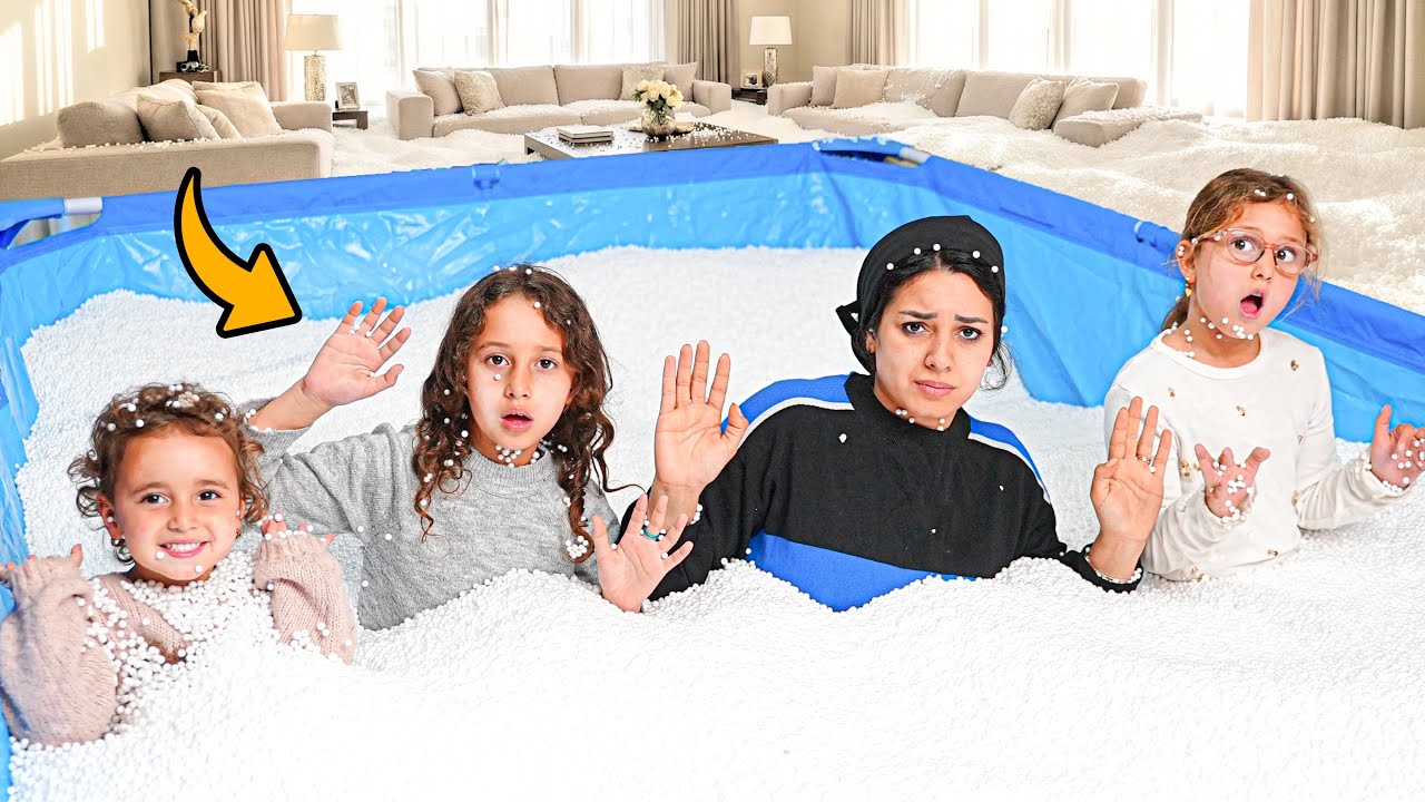 ملئنا حمام سباحة حبيبات التعبئة داخل المنزل 😱بابا راح فيها 😭!1️⃣