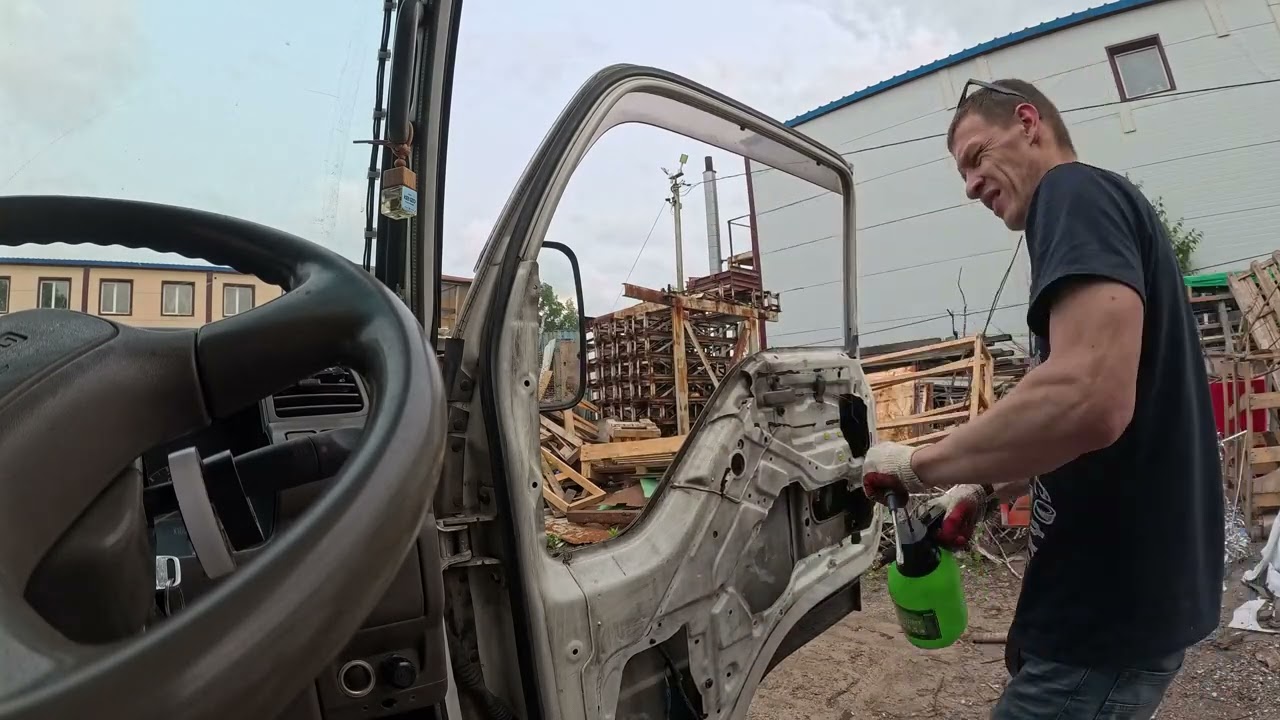 Шумоизоляция дверей в грузовике Isuzu Elf