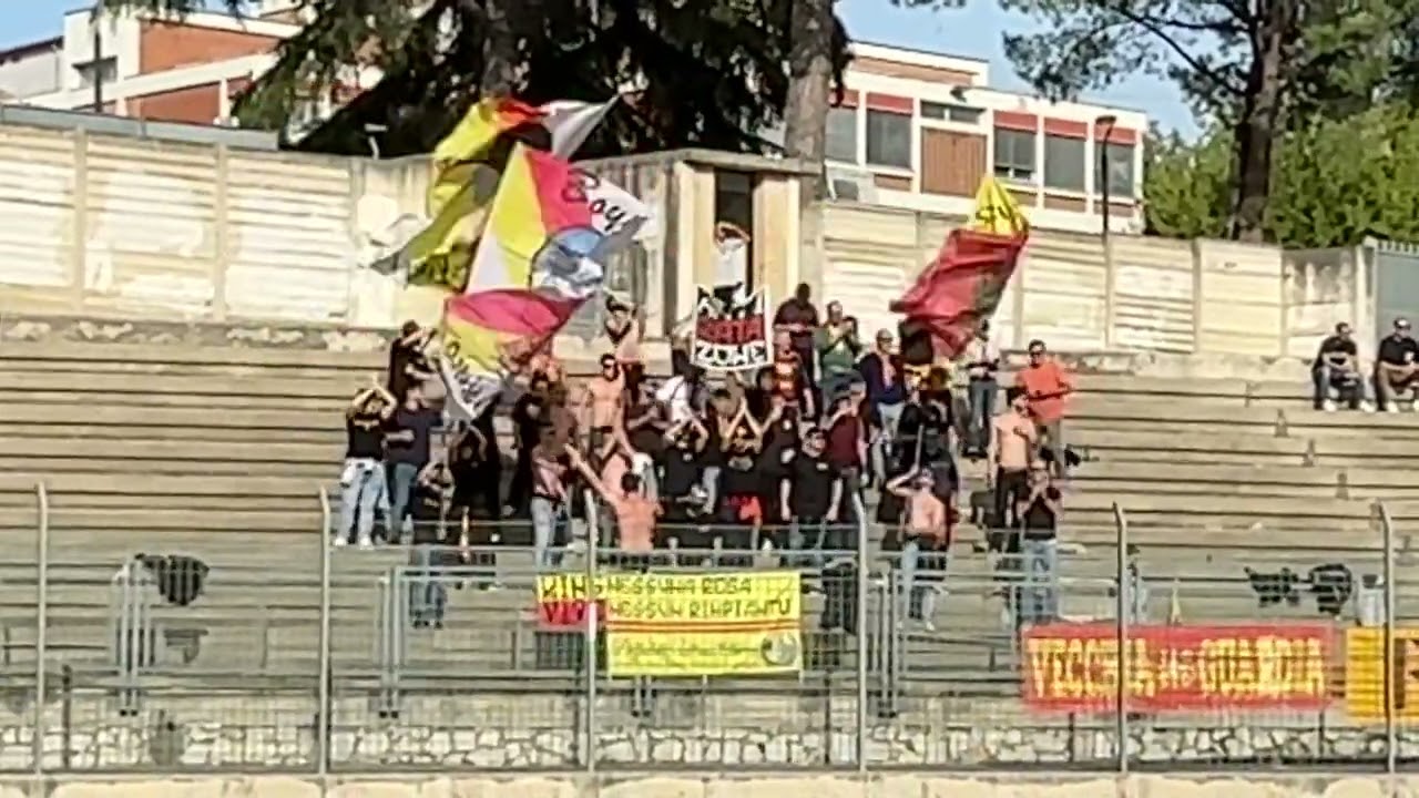 Tifosi dell’Osimana in trasferta a Tolentino 2025-26.