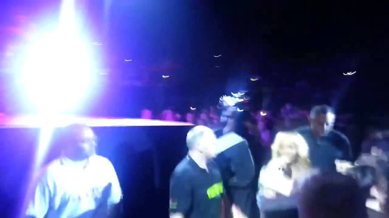 Rihanna Hits Fan In The Face With Microphone 19/06/2013 (Assault)