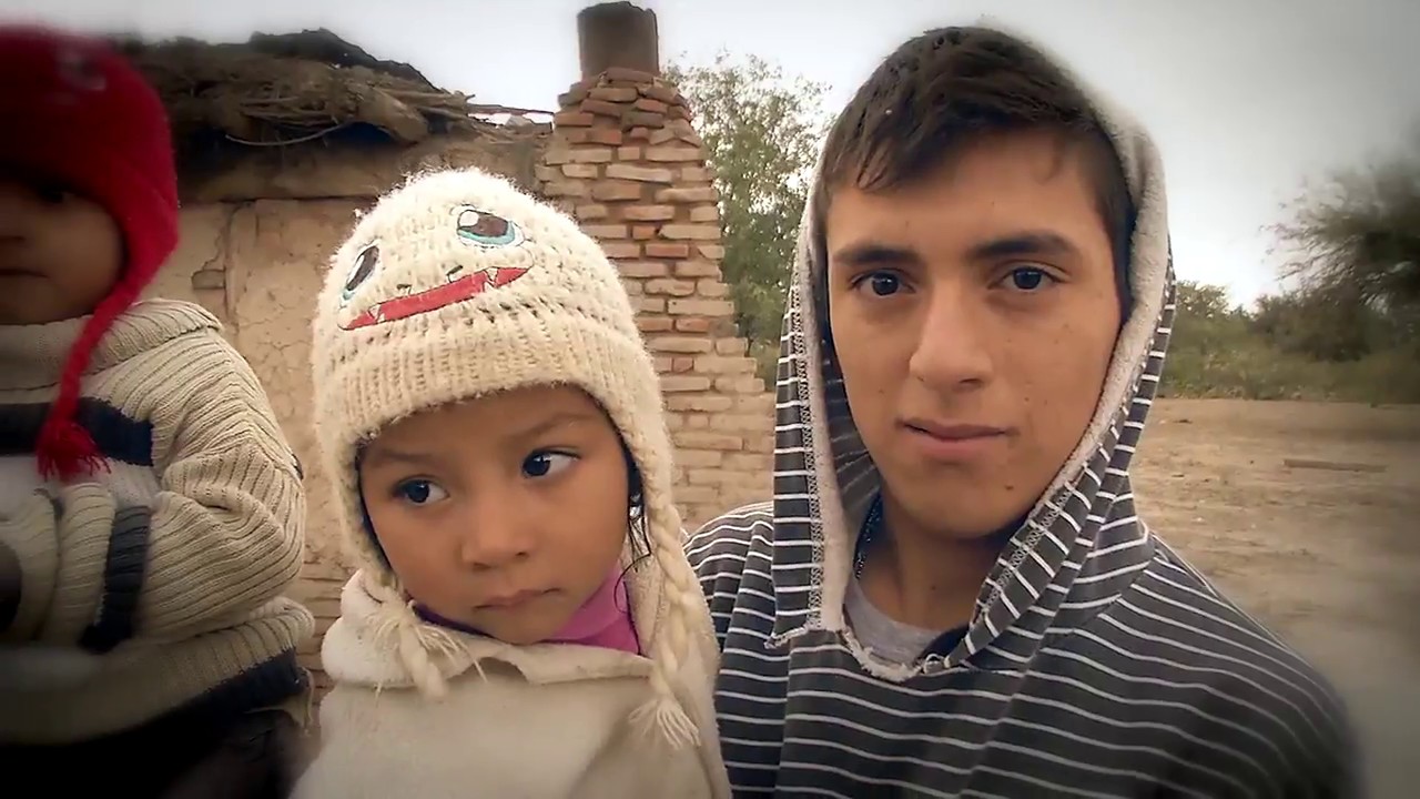 La historia de Emanuel, el joven de 16 años que se hizo cargo de sus hermanoss