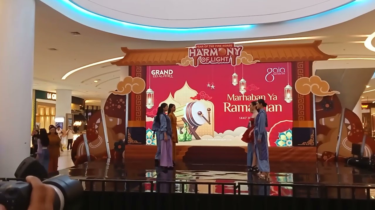 Acara slik road tri ethnic glow fashion show di center atrium gaia bumi raya city mall 
