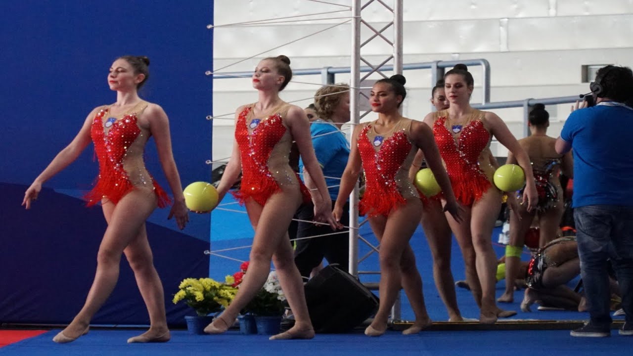 Ritmična gimnastika - skupinska vaja z žogo