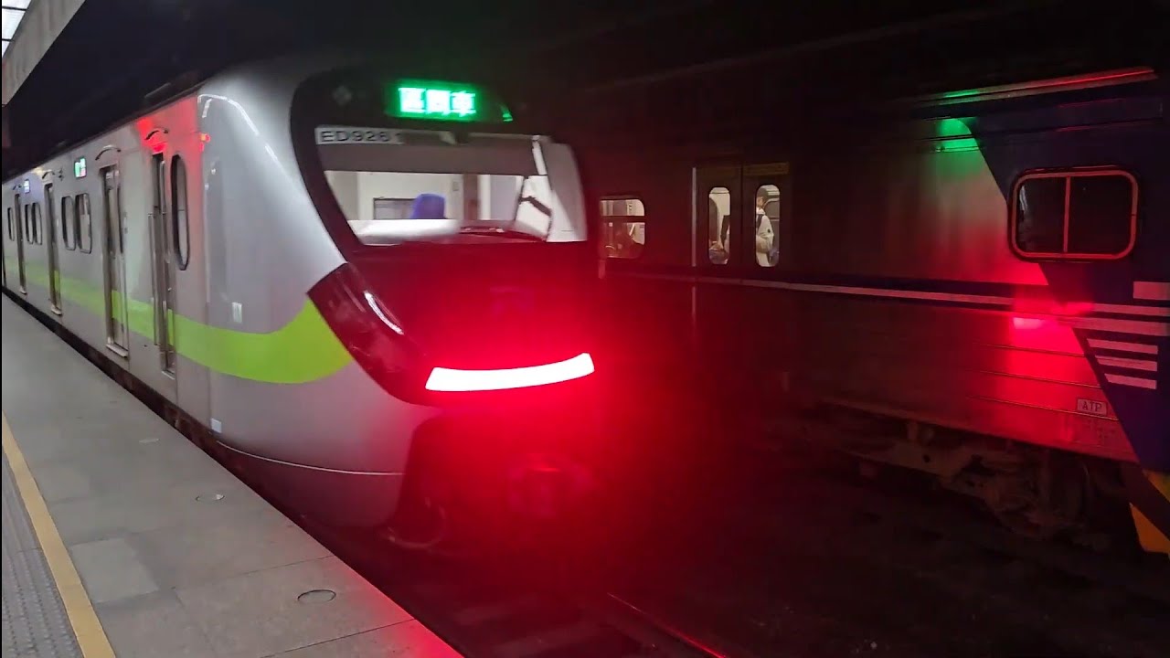 4152次楊梅發車經由宜蘭線開往福隆的銀綠色微笑號EMU900型十輛一編組EMU926區間車，和4111次南澳發車經由北迴線開往樹林的EMU500型八輛二編組EMU520+EMU502區間車