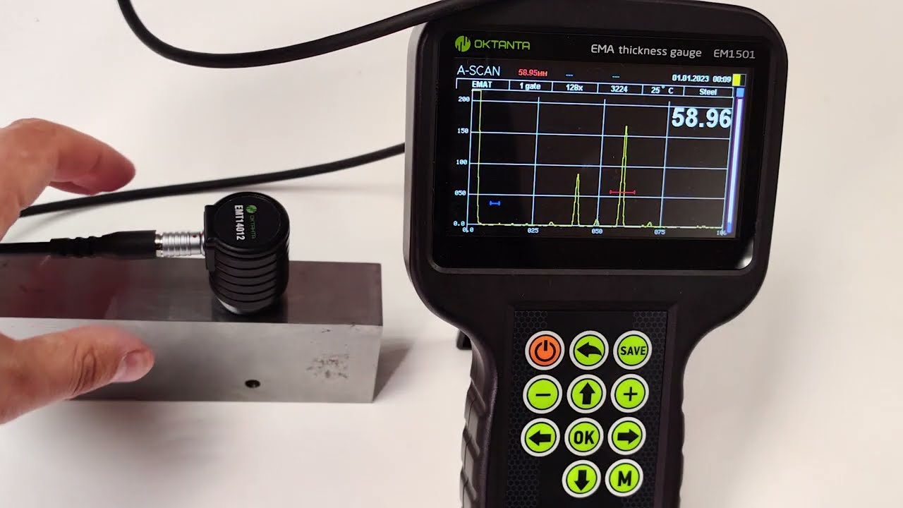 EM1501 thickness gauge: A-scan is an effective tool for an experienced NDT specialist.