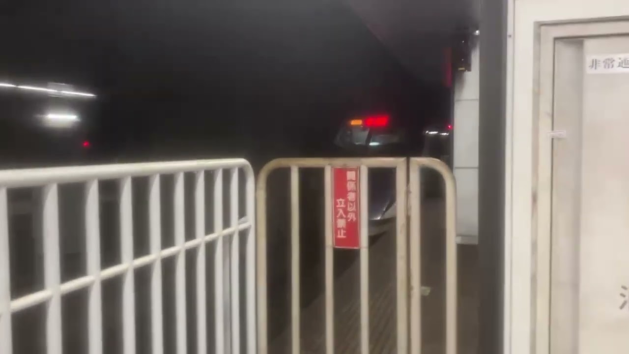 京成上野駅を発車するスカイライナーです。