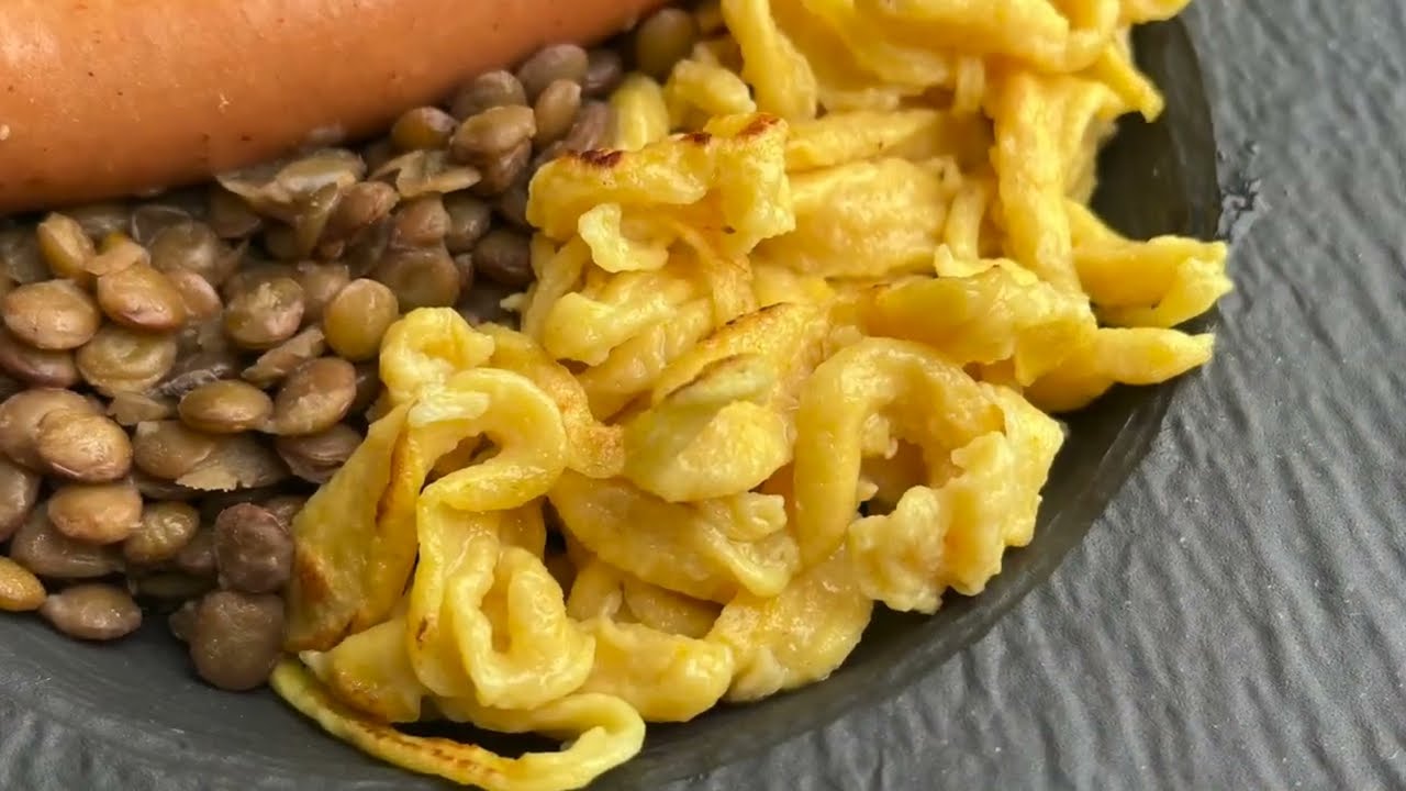 Spätzle handgeschabt vom Brett selber machen, Rezept - so einfach geht's, keine Knöpfle