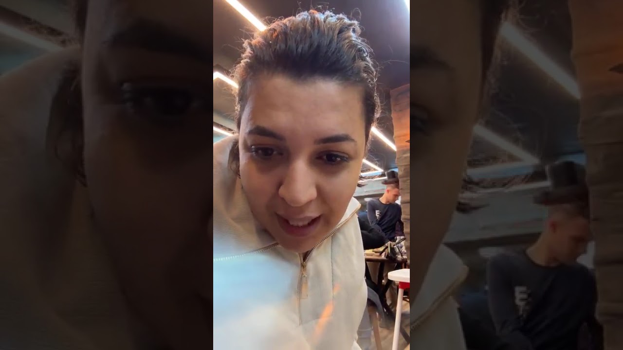 اليوم فطور برا في مطعم