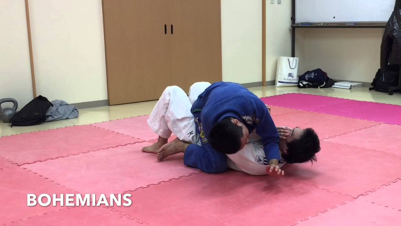 マウントからの十字絞め１/２｜北九州市小倉北区のブラジリアン柔術道場ボヘミアンズ