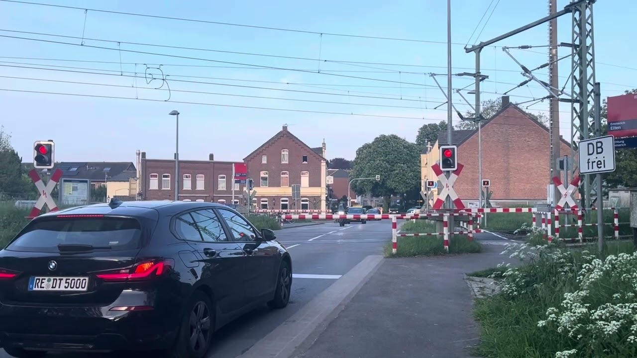 Elten spoorwegovergang/railroad crossing (D)