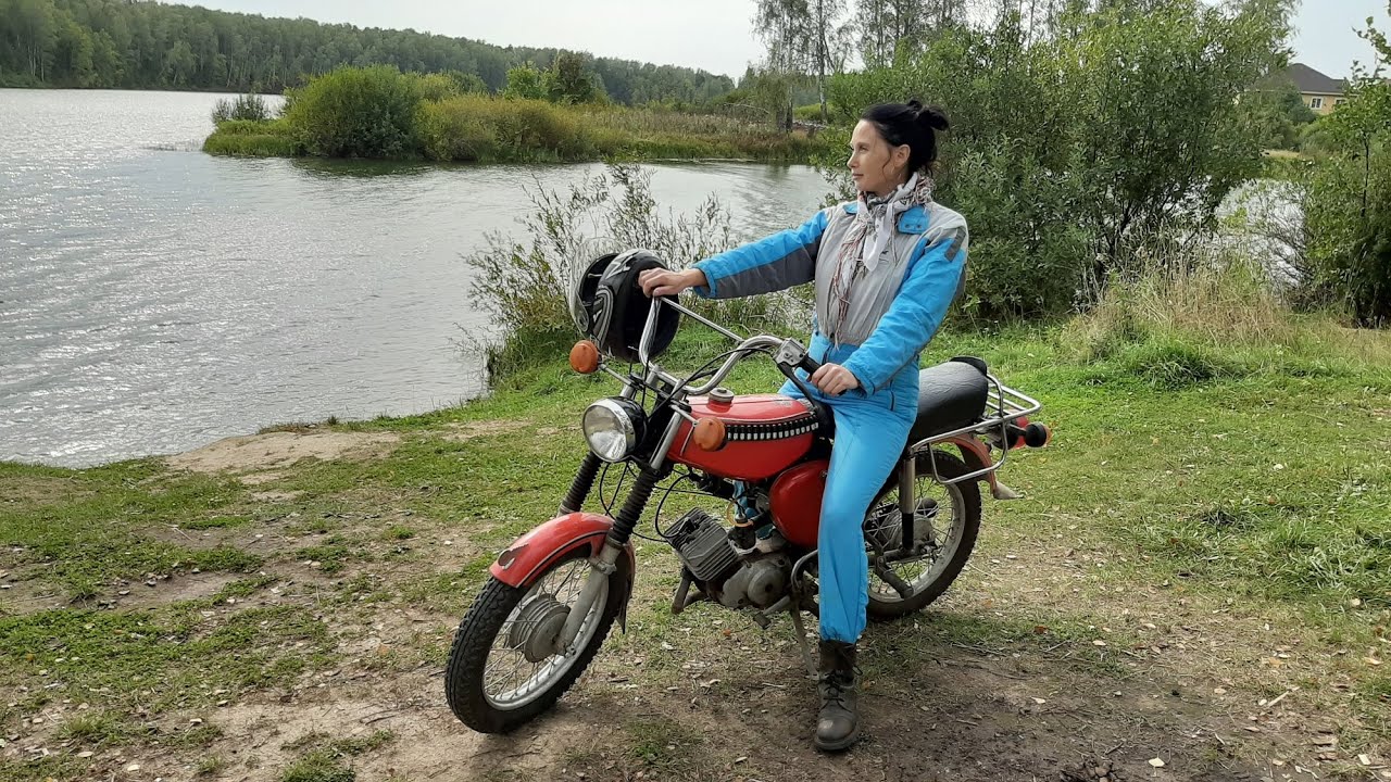 Как Жена училась ездить на Мопеде Симсон S-51 ГДР 1990 г  . Прокатились на природу