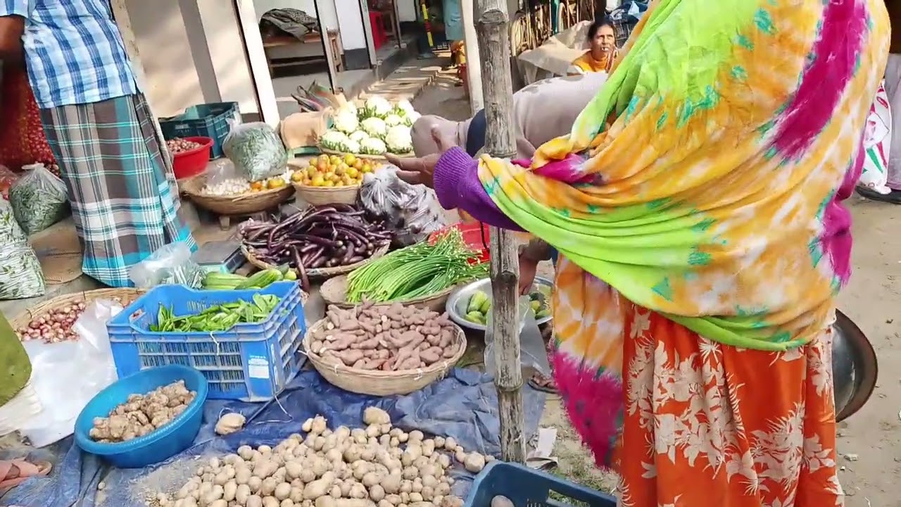 গ্রামের ঐতিহ্যবাহী কাচা  বাজার । 