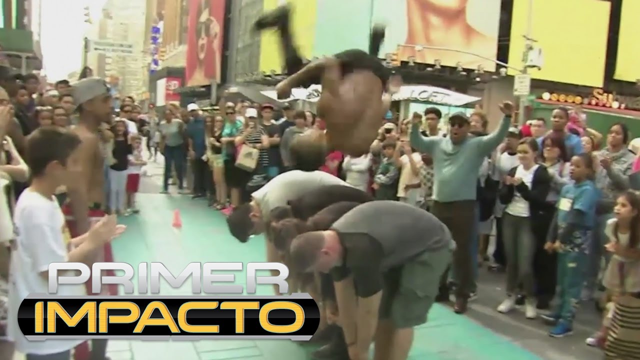 Unos acróbatas saltaron sobre Jackie Guerrido en pleno Times Square