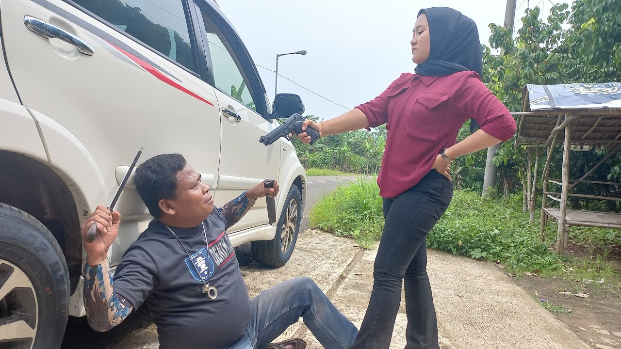 Preman Parkir Peras Wanita Yg Bertanya Jalan Ternyata Wanita Yg Diperas Anggota INTEL..