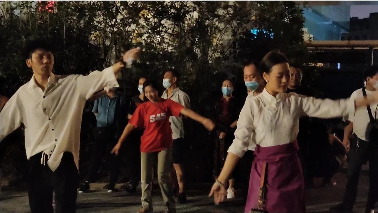 都说成都美女多，小伙为了养眼跑到市中心，果然满大街都是美女！