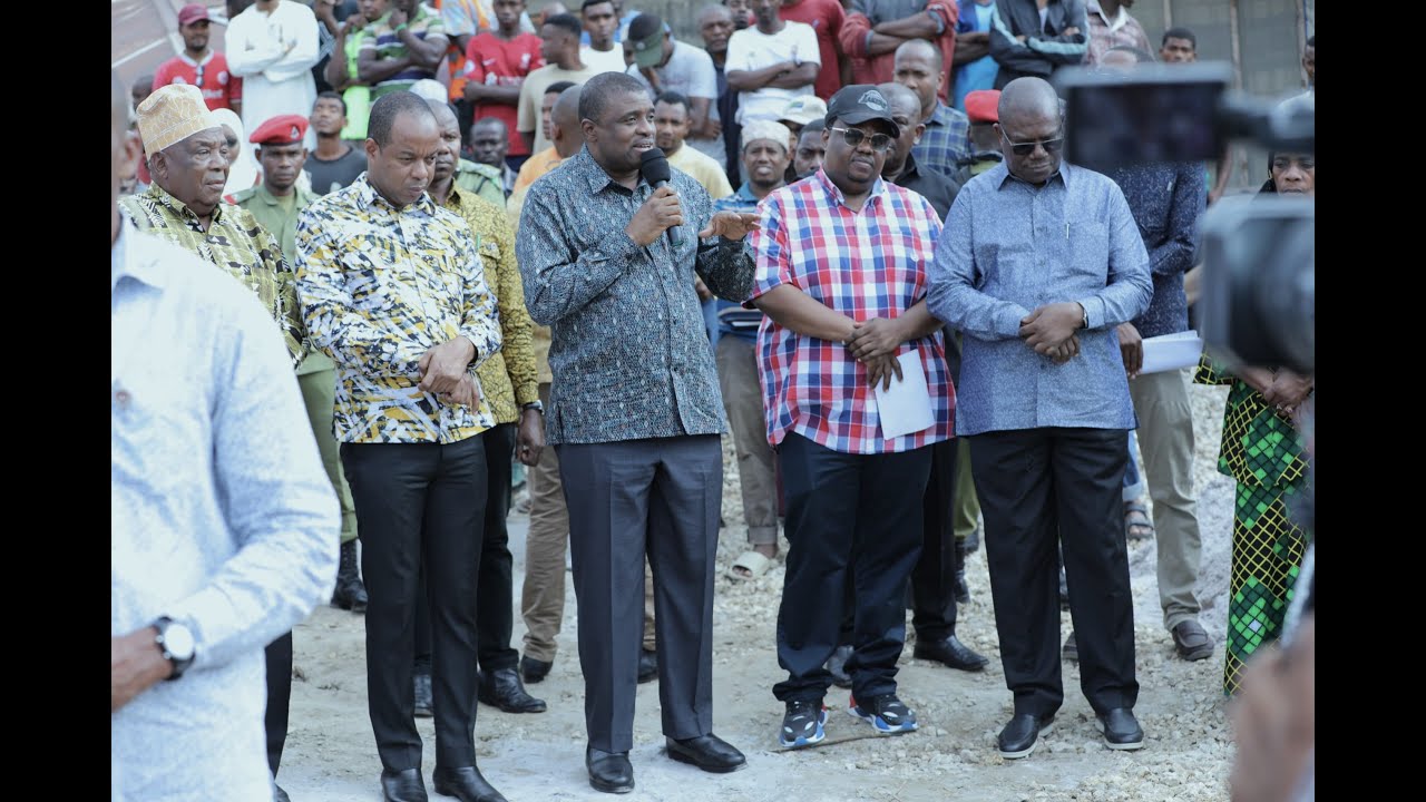 MAKAMO WA PILI AKIWASHA KWENYE MAONYESHO YA NANE NANE YANAYOFANYIKA DOLE ZANZIBAR.