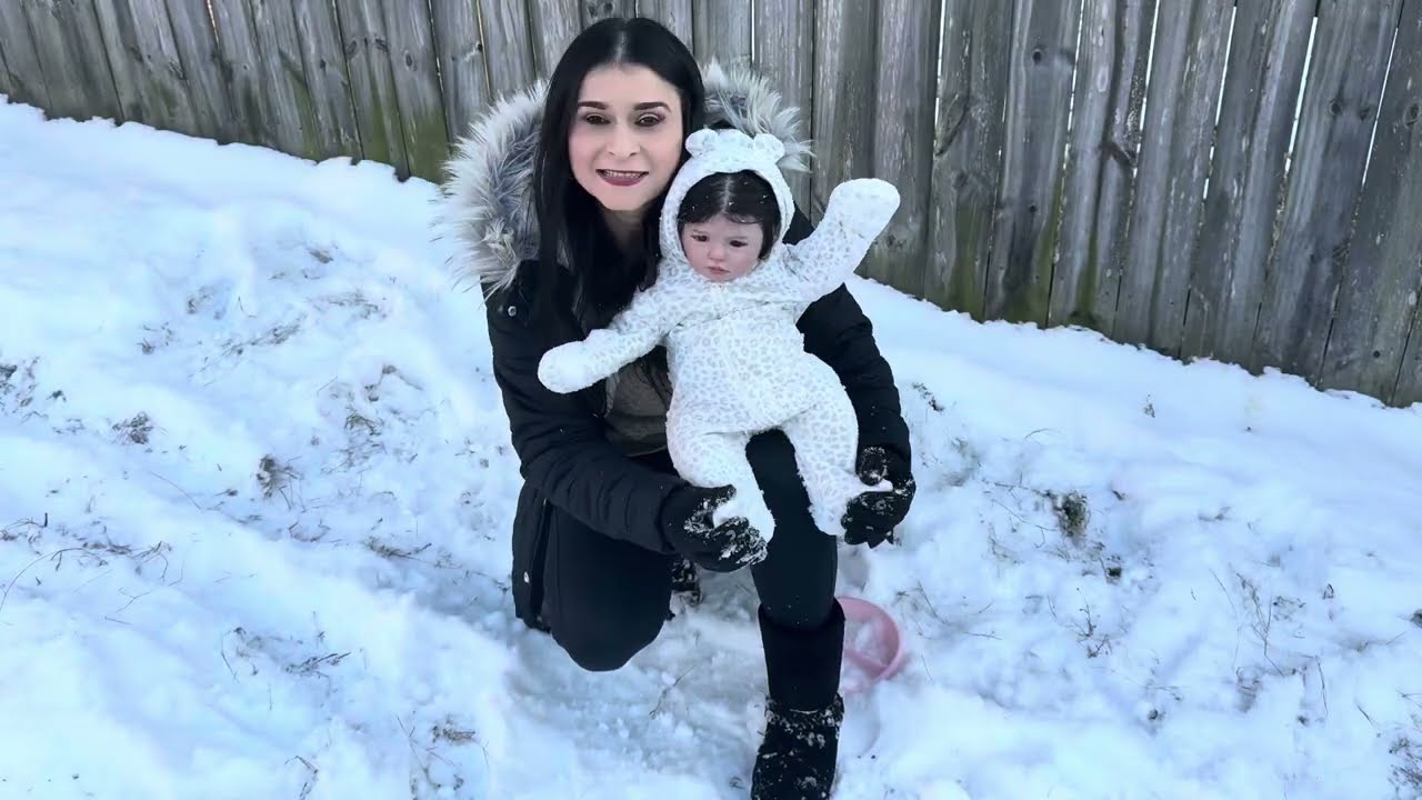 MI BEBÉ REALISTA CEILA JUEGA POR PRIMERA VEZ EN LA NIEVE