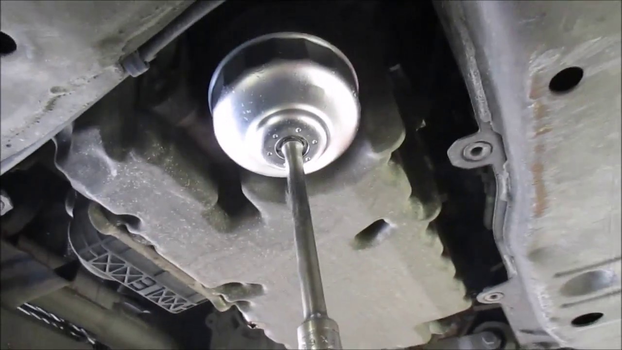 A guide on how to replace oil and oil filter on Volvo V70 2004