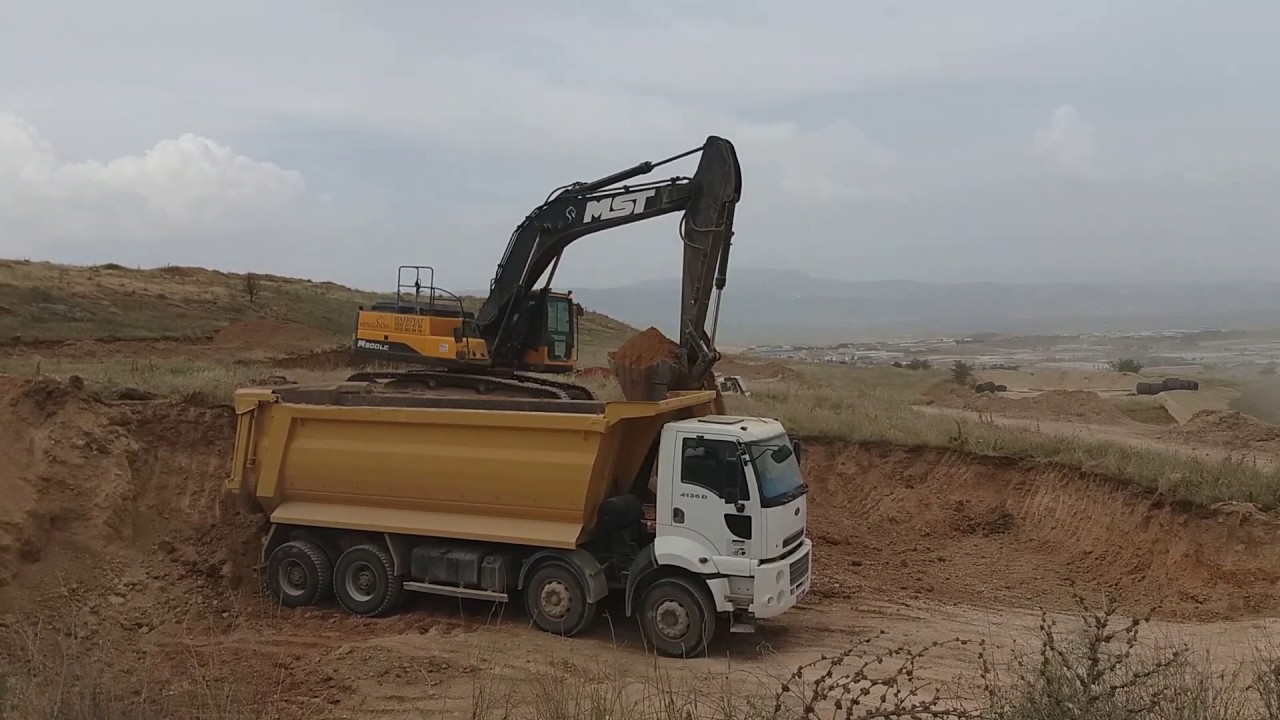 MST 300 Ekskavatör Ford Cargo Damperli Kamyona Hafriyat Yüklüyor // Sanko MST M300 Excavator at Work