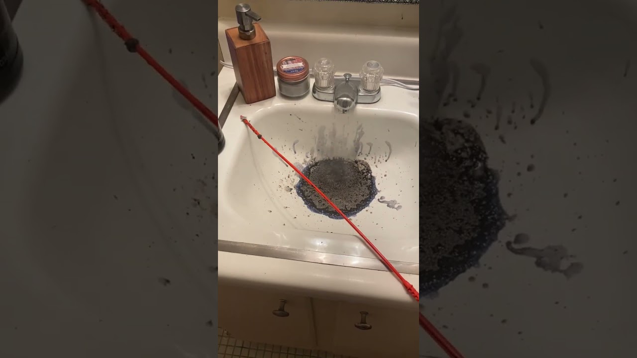 Woman Accidentally Causes Chemical Reaction by Mixing Cleaning Products - 1441862