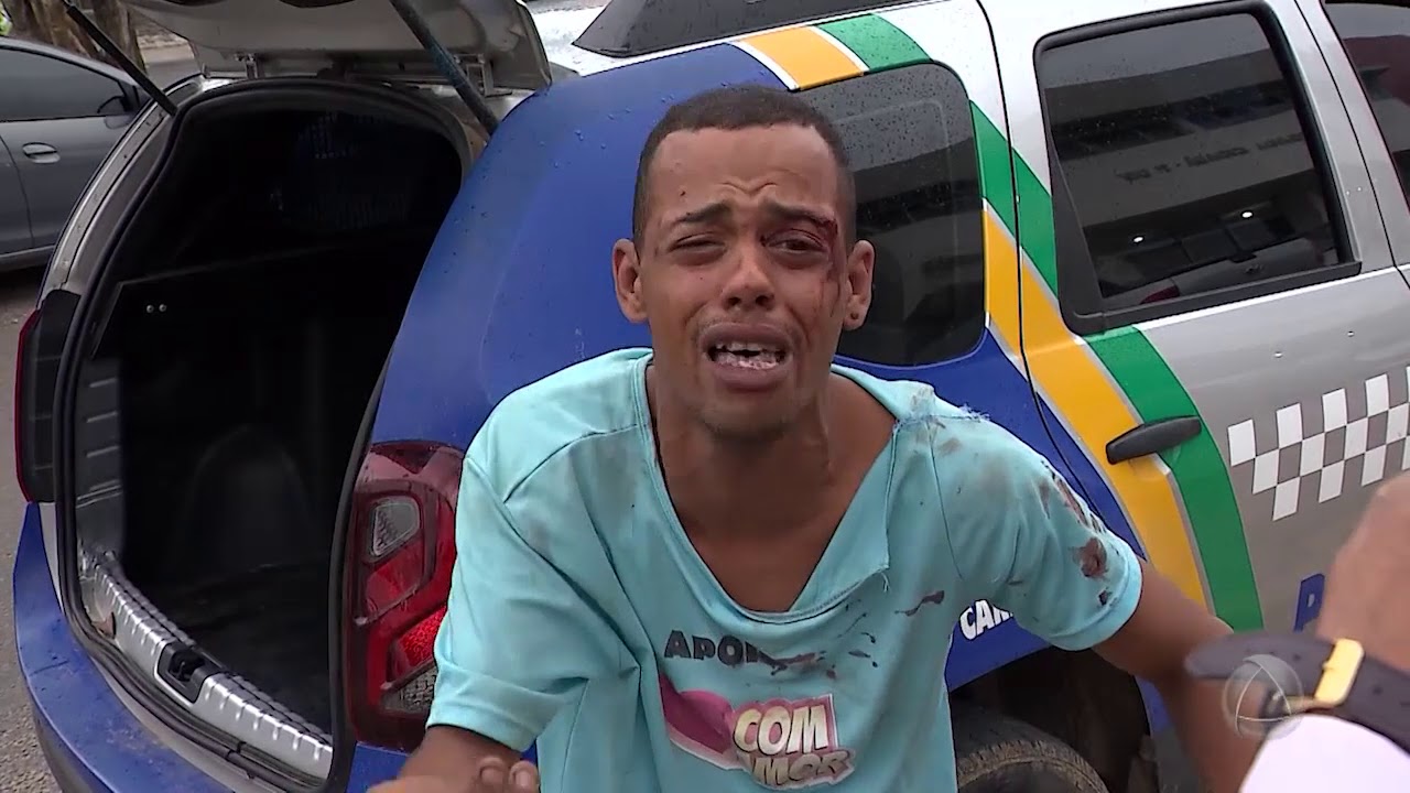 Homem tenta assaltar ônibus e passageiros reagem - Tolerância Zero