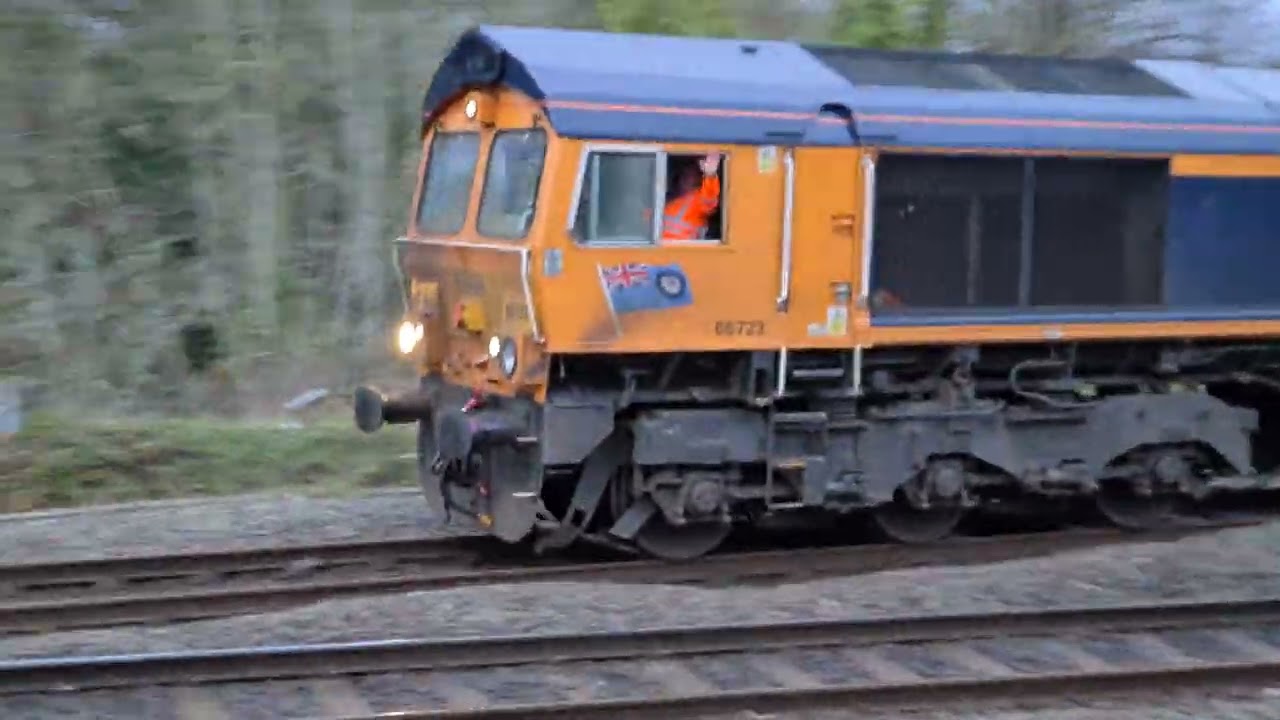 66723 at Cowley Bridge