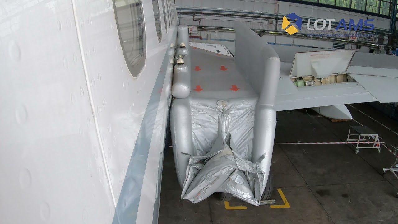 Test operacyjny skrzydłowego trapu ewakuacyjnego / Off wing evacuation slide operational test