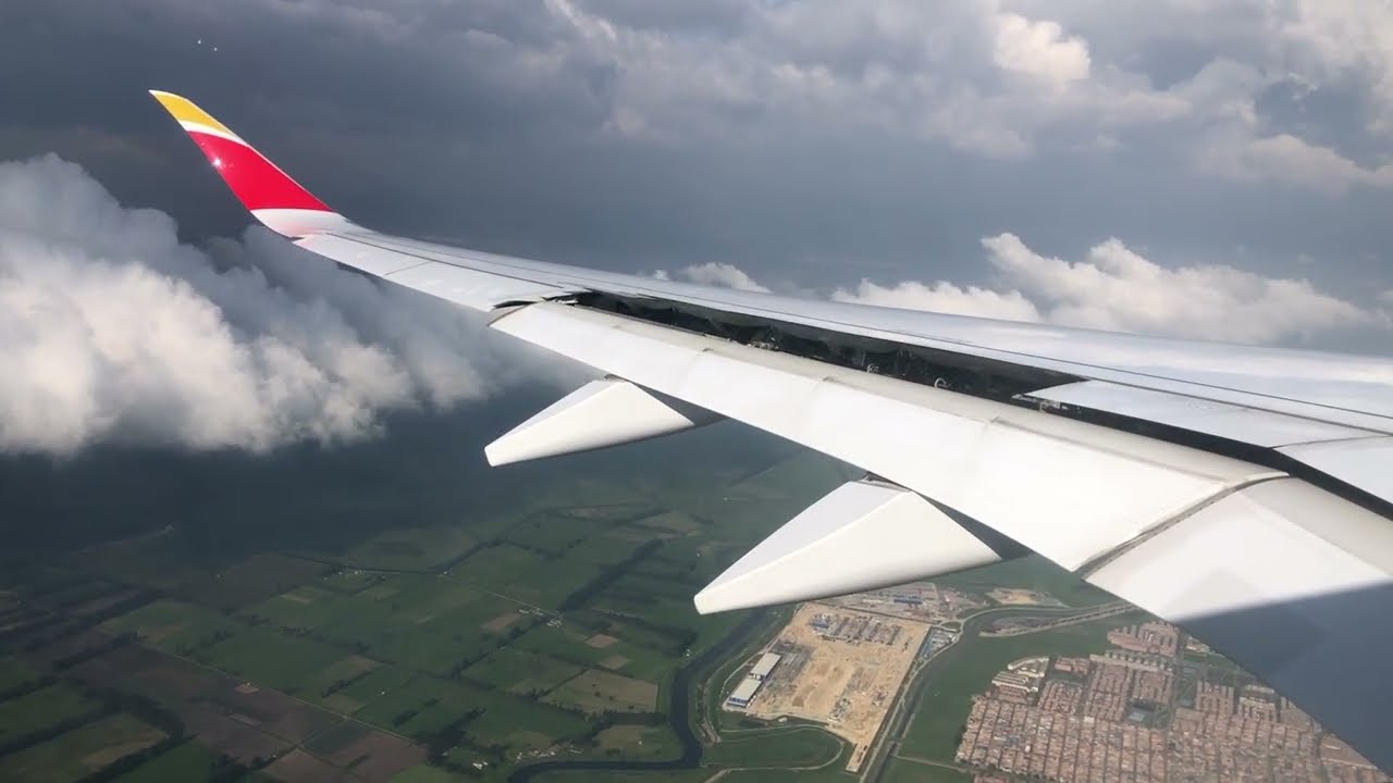 Iberia A350 BOGOTA LANDING RWY 32L