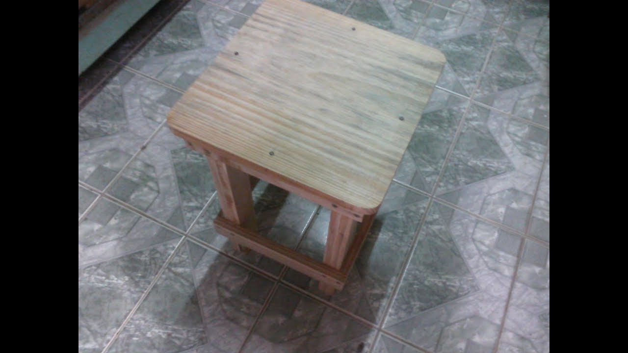 Banquinho de pinus