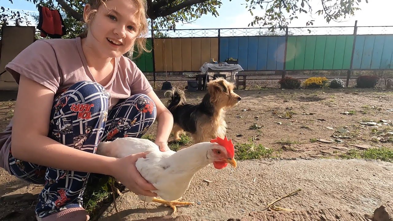 Живу одна с  тремя детьми в деревне и ничего не делаю.