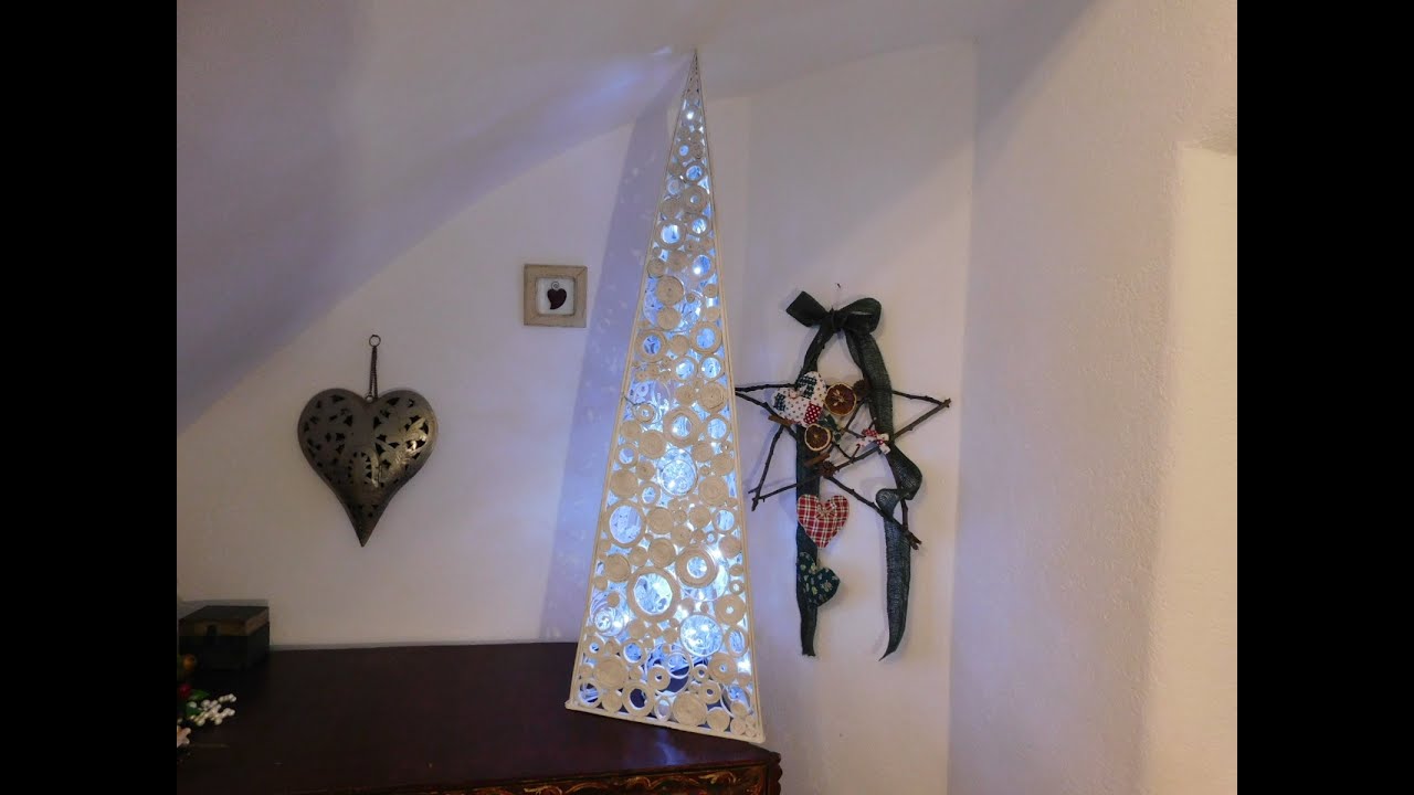 Elegante albero di Natale riciclando vecchi quotidiani