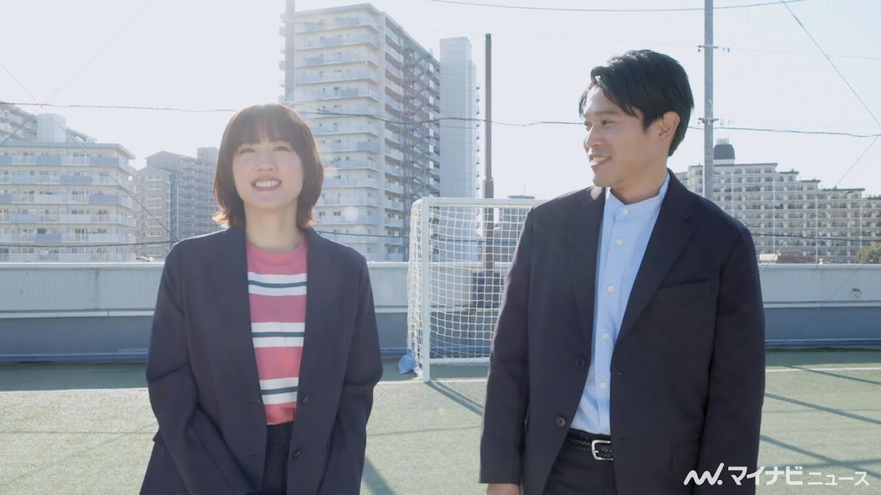 内田篤人、綾瀬はるかの天然回答に思わず笑顔！運動神経の良さに感心する場面も　ユニクロ新TVCM『2023 感動パンツ Life と Wear/会議の途中で』インタビュー映像公開