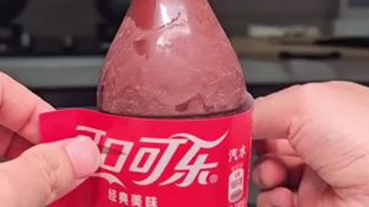 跟着营销号做能吃的“可乐瓶”竟然真能做出来？太离谱了！#美食 #巧克力可乐瓶 #蒟蒻果冻