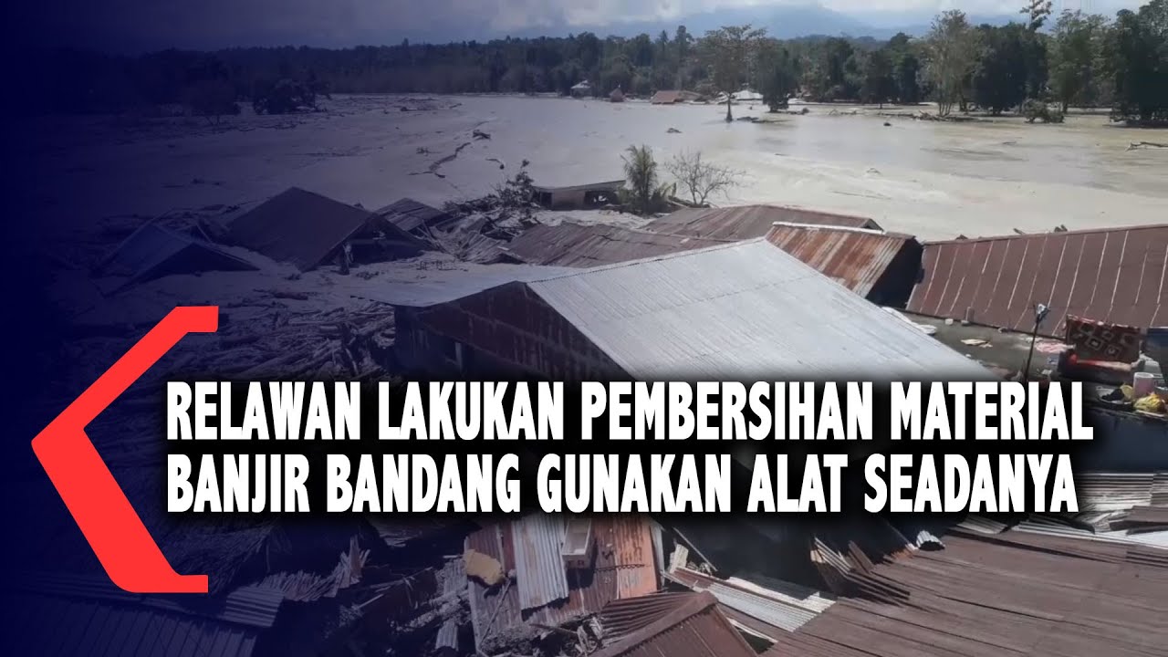 Relawan Lakukan Pembersihan Material Banjir Bandang Gunakan Alat Seadanya