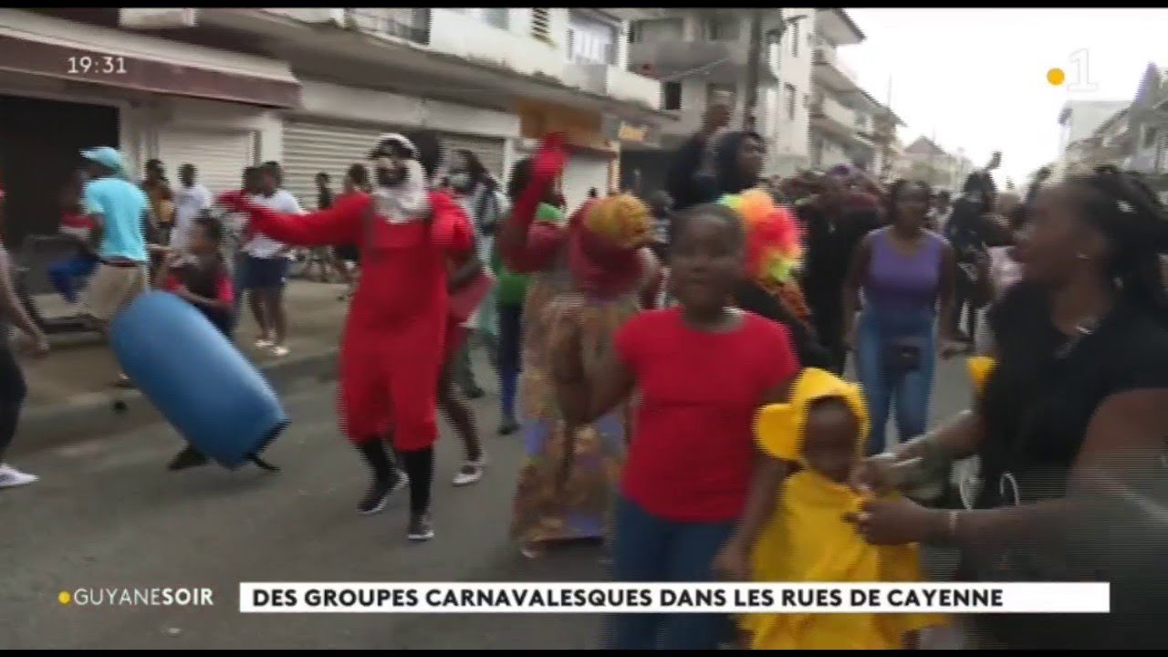 Des groupes carnavalesques dans les rues de Cayenne