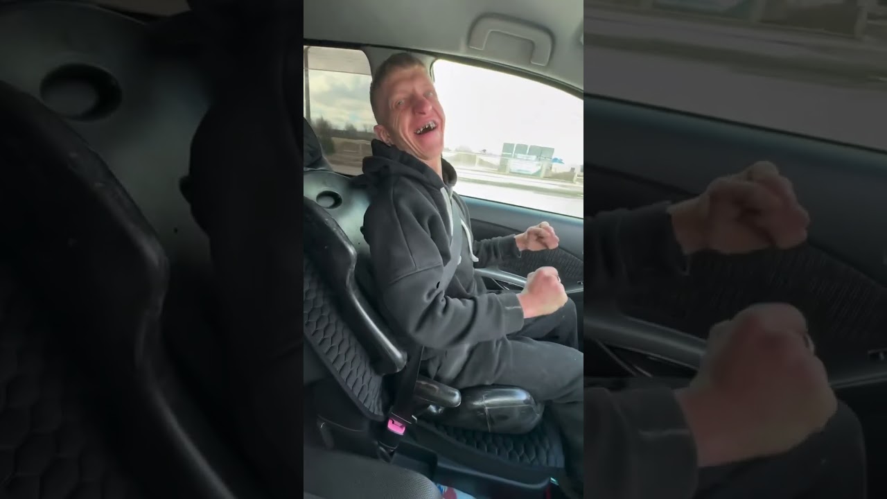 Взяли Василичу кресло детское спортивное 🤣 отказывается в нем ездить #безопасностьребёнка#василич